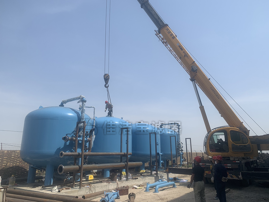 某化工廠多介質(zhì)過(guò)濾器安裝現(xiàn)場(chǎng)