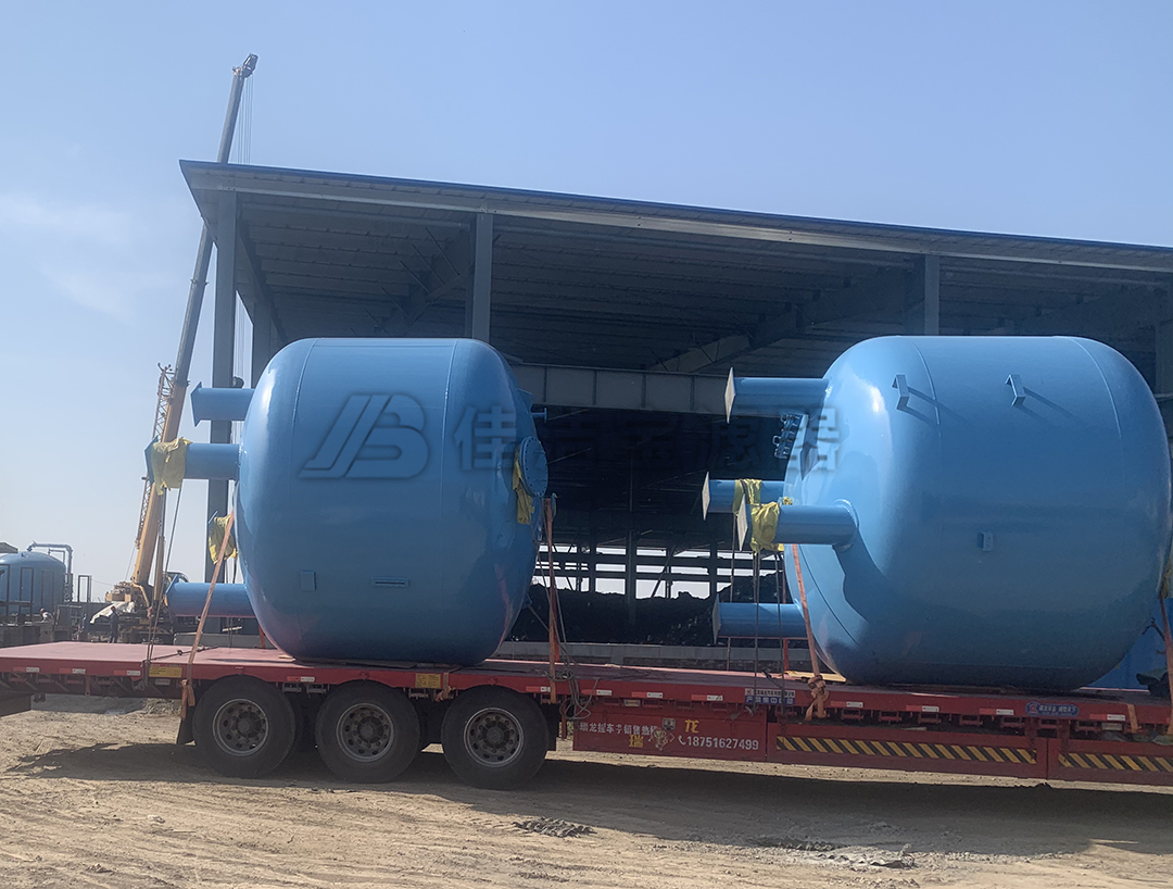 某化工廠多介質(zhì)過(guò)濾器安裝現(xiàn)場(chǎng)