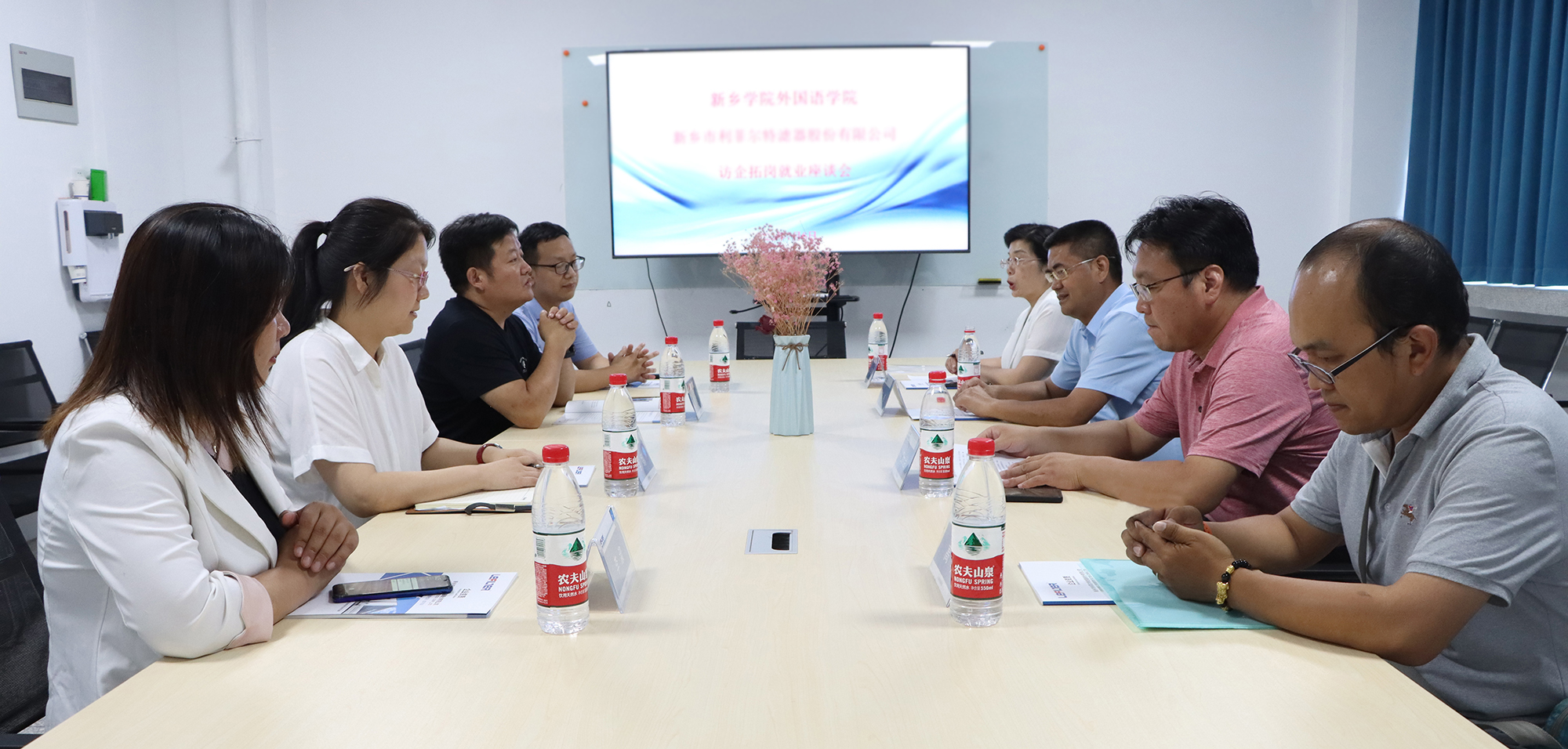 新鄉(xiāng)學(xué)院領(lǐng)導(dǎo)一行蒞臨我司考察交流